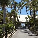 Monteros & 马尔韦利亚