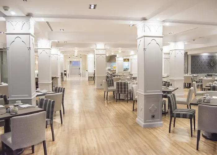 Monteros & 马尔韦利亚